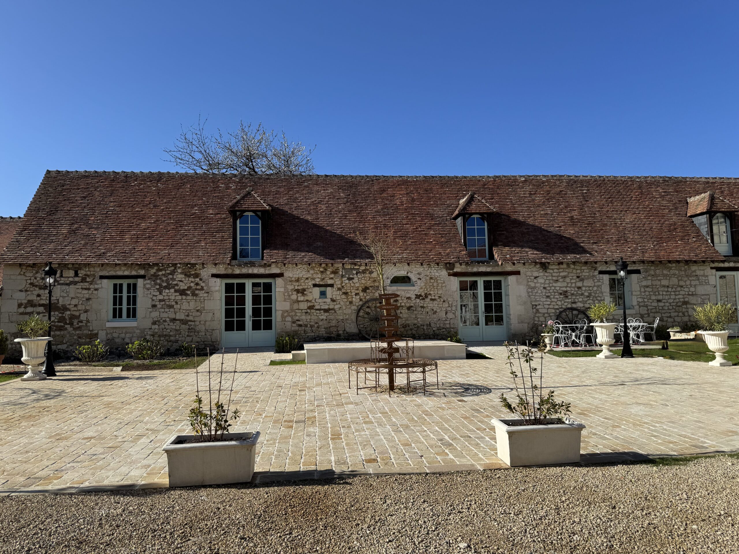 Marié qui met la bague à sa femme